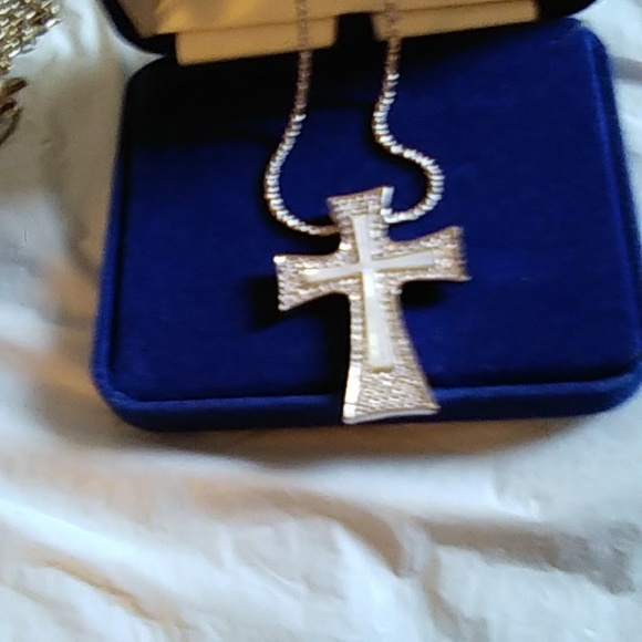 Jacqueline Kennedy's Cross Necklace - Picture 4 of 13